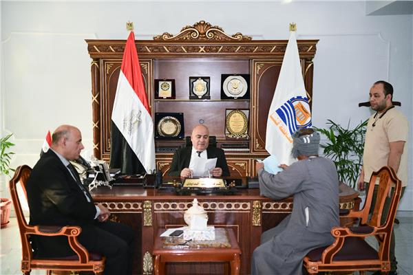 اللواء أشرف الداودى محافظ قنا خلال لقائه بالمواطنين 