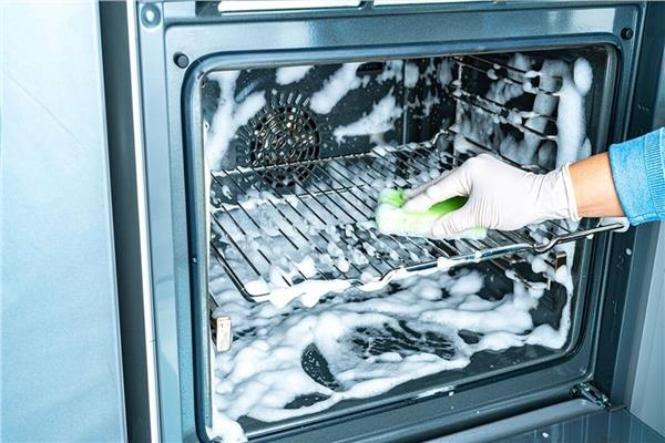 تنظيف الفرن للتخلص من الشحوم العنيدة