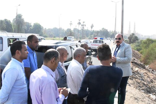 اللواء أشرف عطية محافظ أسوان خلال جولاته الميدانية 
