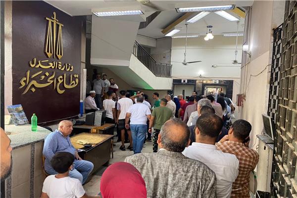 مئات المواطنين أمام مكاتب ومقرات الشهر العقاري لعمل توكيلات للرئيس السيسي