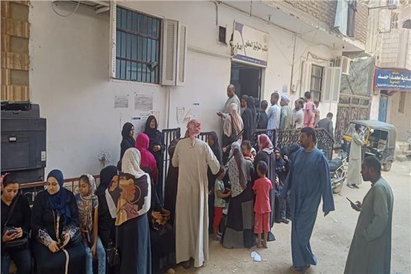 اقبال كبير من الأهالى المحافظة على مقار التوثيق بمصلحة الشهر العقارى