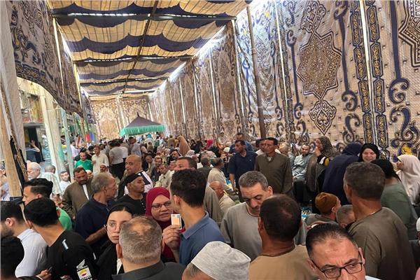 توافد حشود من المواطنين بكافة  وألاعمار والفئات لتوثيق توكيلات لدعم ترشح الرئيس السيسي
