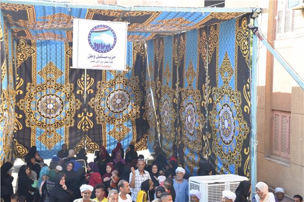 توافد المئات من الأهالى على مكتب الشهر العقاري لعمل توكيلات