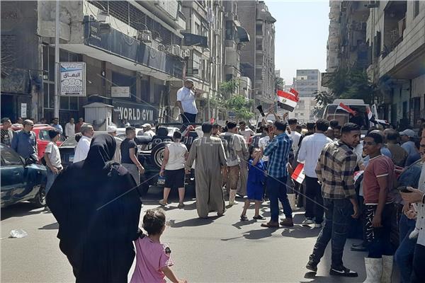 أهالي الجيزة في ملحمة حب وتأييد للرئيس السيسي أمام الشهر العقاري