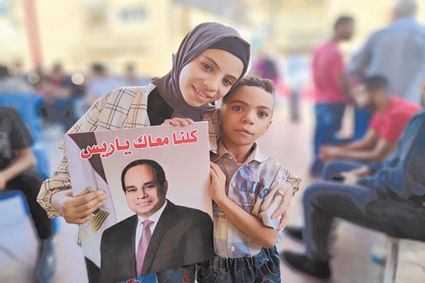 .. والأطفال يحملون صور الرئيس تعبيراً على حبهم له