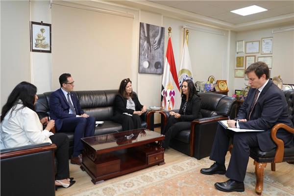 د.مايا مرسي والسيدة إيفينيا سيدرياس والسيد شون جونز