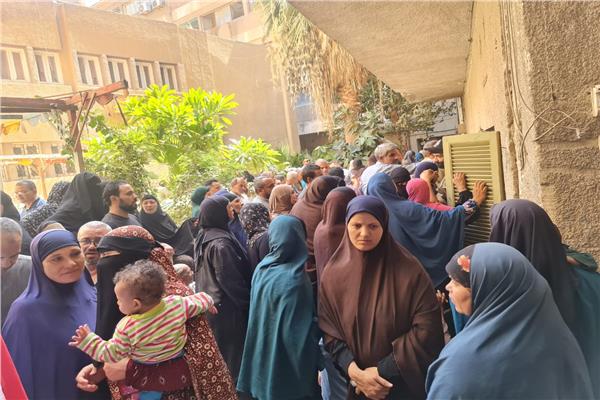 زحاما كبيرا من المواطنين الذين خرجوا فى حشود لدعم وتأييد الرئيس عبد الفتاح السيسى