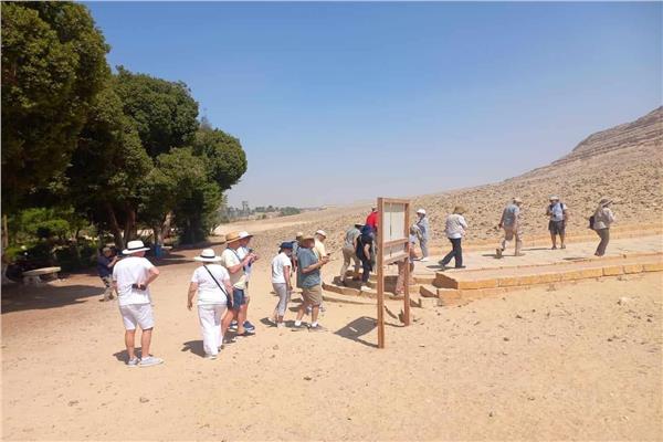 وفدا سياحياً متعدد الجنسيات لزيارة عدد من المناطق الأثرية