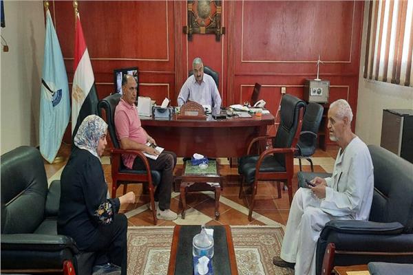 اللواء ممدوح نديم رئيس مدينة رأس غارب يستمع لشكاوي المواطنين 