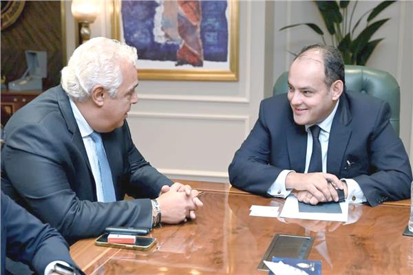 وزير التجارة والصناعة مع ممثلى مجموعة هايدلبرج ماتيريالز