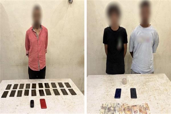 المتهمون وأمامهم المضبوطات