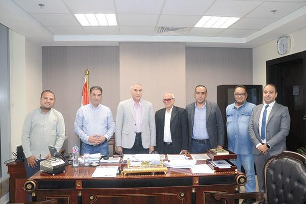 مسئولو جهاز مدينة الشروق خلال تسليم أول عقد تقنين