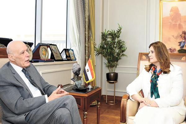 وزيرة الهجرة خلال استقبالها  د. هانى الكاتب