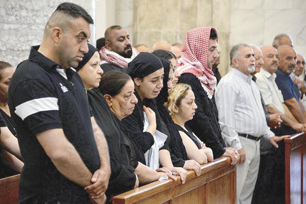 مشيعون يحضرون قداسًا لضحايا حريق قاعة الزفاف بالعراق
