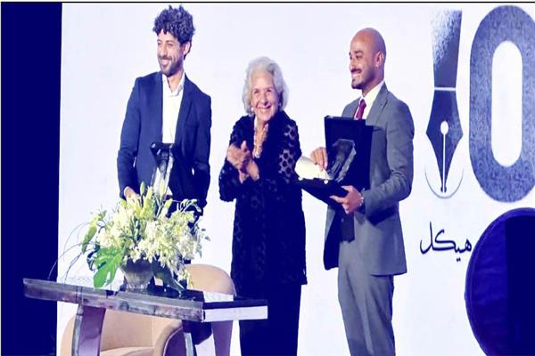 السيدة هدايت تيمور تسلم أحمد رجب وعبدالله أبو ضيف الجائزة