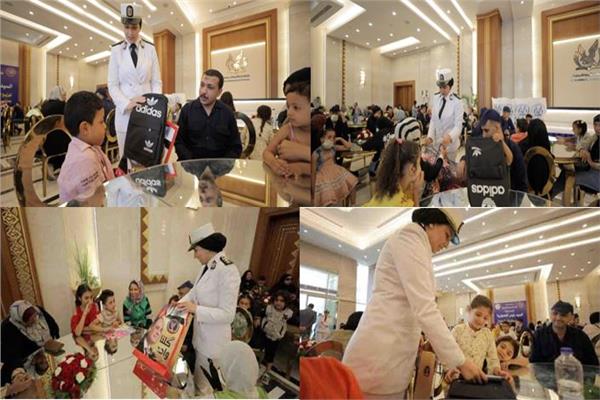 الضابطات أثناء توزيع الهدايا