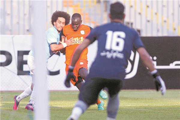 اندفاع اثار الجدل تحكيميًا بين لاعب فاركو والمصرى