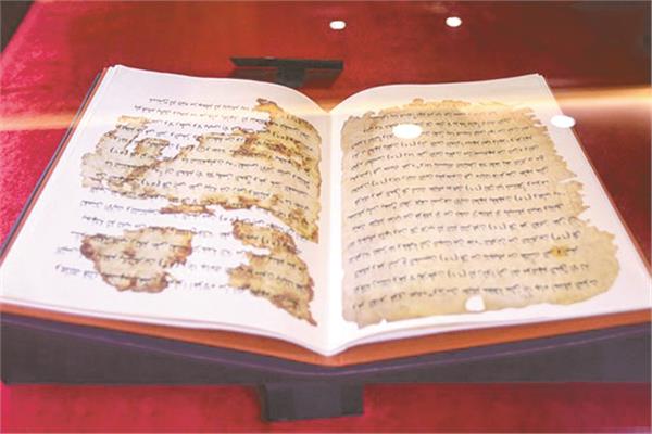 ترميم مصحف عمره 1400 سنة