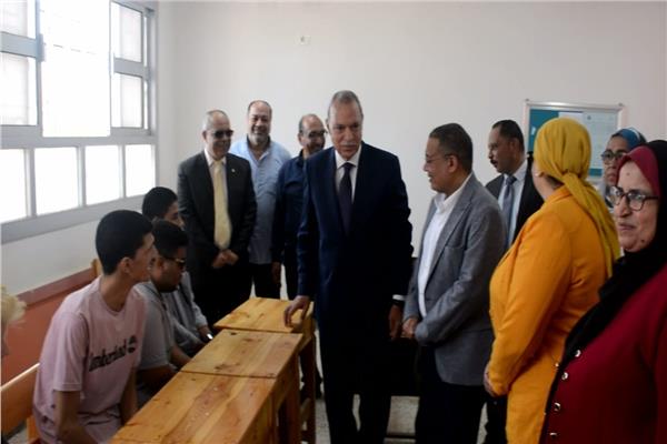 اللواء عبد الحميد الهجان محافظ القليوبية خلال جولة تفقدية