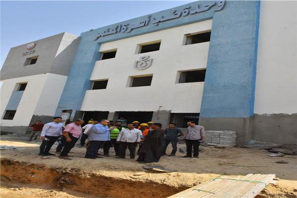 اللواء عصام سعد محافظ أسيوط خلال جولة ميدانية