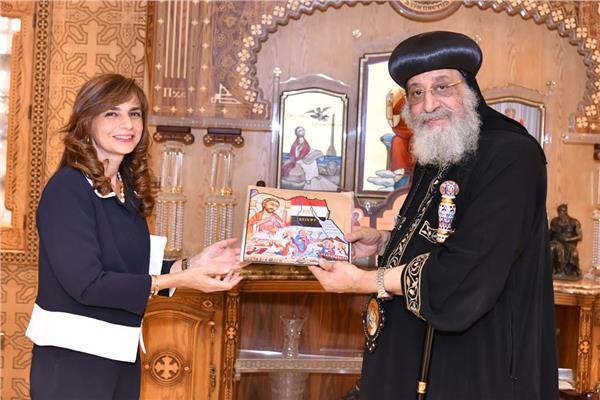 البابا تواضروس الثاني خلال استقباله السفيرة ندى دراز قنصل مصر الجديد في شيكاغو