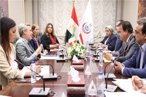 وزير الصحة يناقش مع السفير الإيطالي