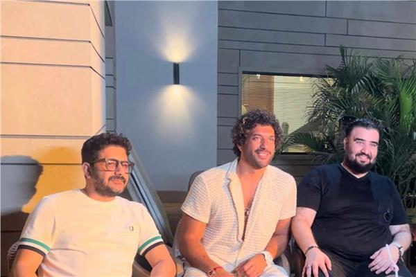 حسن الرداد والمنتج سامر المحضر في أحد مشاهد فيلم "بلموندو"