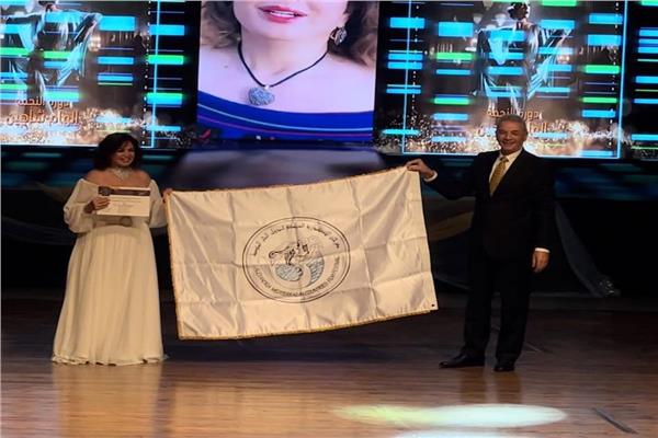 محمود حميدة يكرم الهام شاهين في مهرجان الإسكندرية السينمائي