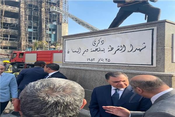  وزير الداخلية خلال تفقده موقع الحادث