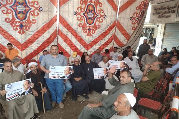 إقبال متزايد من المواطنين الراغبين  فى تحرير توكيلات لدعم ترشح الرئيس عبد السيسي