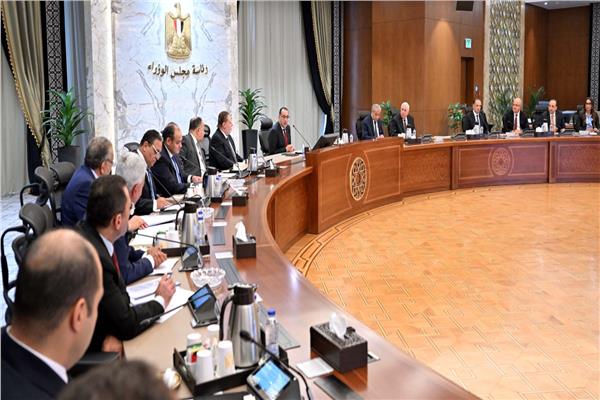 رئيس الوزراء خلال الاجتماع