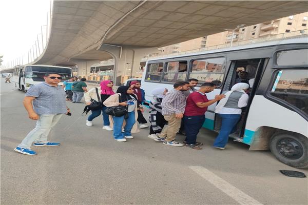 مواطنون يستقلون إحدى الأتوبيسات بانضباط