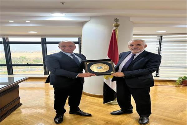 رئيس سلطة الطيران المدني المصري يستقبل نظيره الليبي
