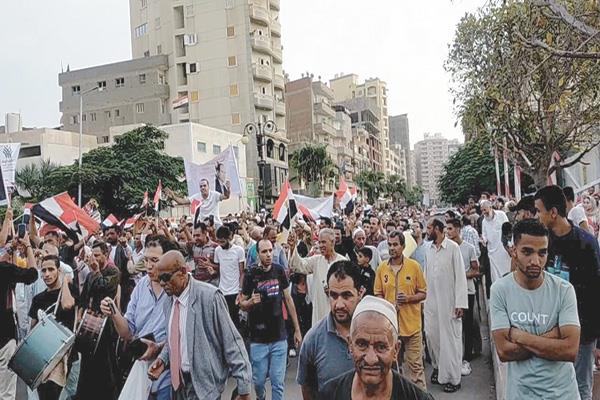 توافد المواطنين بكثافة على مقرات الشهر العقارى لليوم العاشر
