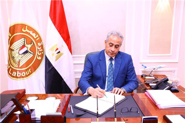  حسن شحاتة وزير العمل