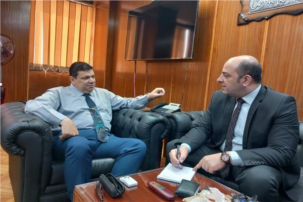 محرر بوابة أخبار اليوم أثناء حواره مع رئيس المحطات النووية