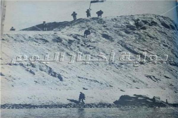 أول صورة لرفع العلم المصري على أرض سيناء