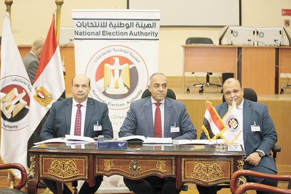 مستشارو الهيئة خلال تلقى طلبات المرشحين
