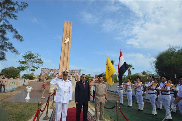 وضع إكليل الزهور على قبر الجندي المجهول بالعريش
