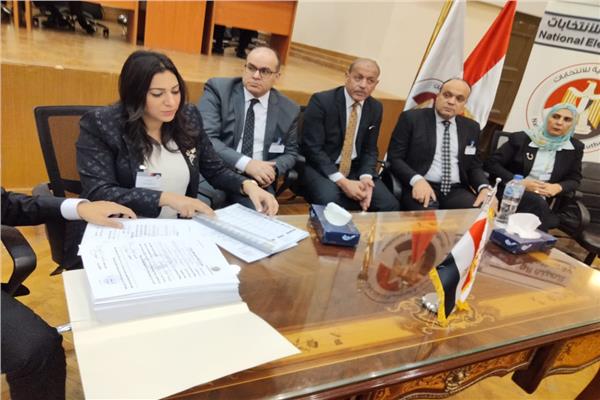 الهيئة الوطنية للانتخابات أثناء فحص الأوراق