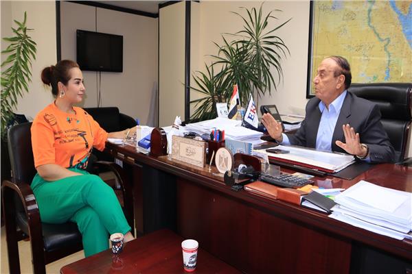 محررة بوابة أخبار اليوم خلال حوارها مع اللواء سمير فرج