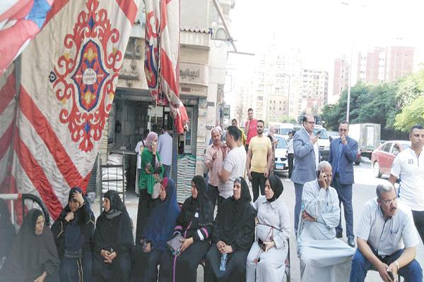 المواطنون توافدوا على مكاتب الشهر العقارى لتحرير توكيلات التأييد للرئيس السيسى