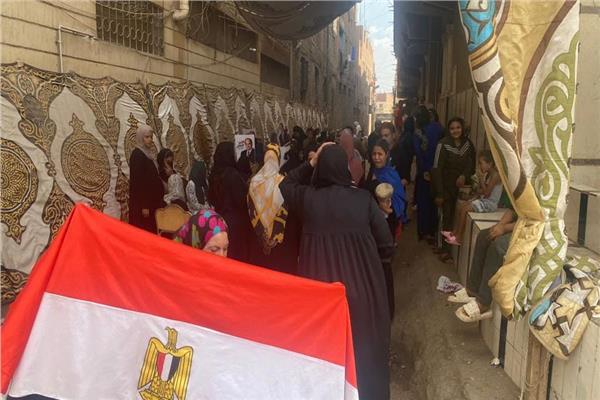 أهالي أمبابة أمام مكتب الشهر العقاري لعمل توكيلات للرئيس السيسي