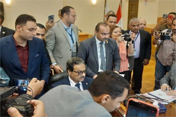 فريد زهران أثناء تقديم أوراق ترشحه أمام الهيئة الوطنية للانتخابات