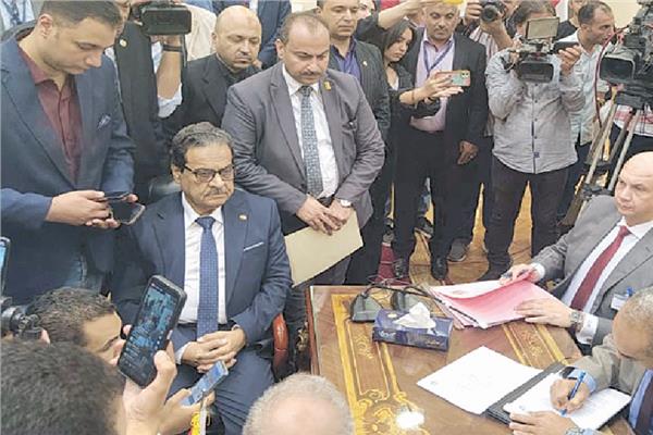 فريد زهران خلال تقدمه بأوراق ترشحه