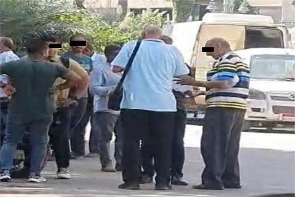 بعض المتهمين أثناء تداول التوكيلات المزورة