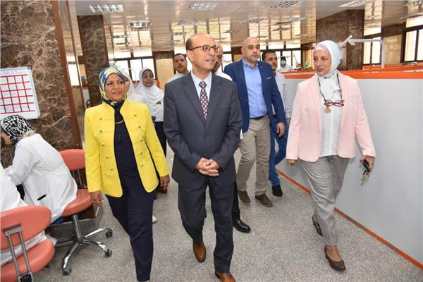 رئيس جامعة أسيوط يتفقد مستشفى طب الأسنان