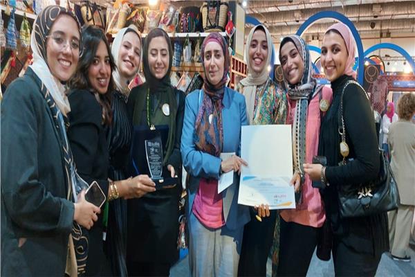 طلاب الفنون التطبيقية يفوزون  في مسابقة تطوير حرفة حطب الحنة