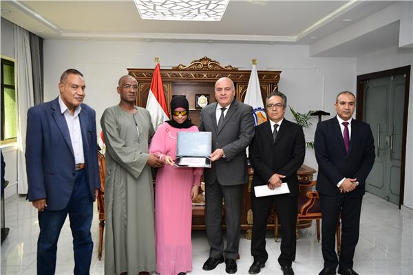 اللواء أشرف الداودي محافظ قنا يكرم الحاصلين علي شهادات محو الامية بطريقة برايل