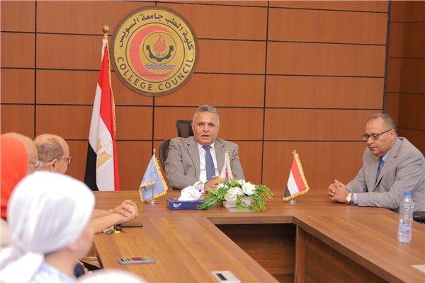 الدكتور أشرف حنيجل رئيس جامعة السويس